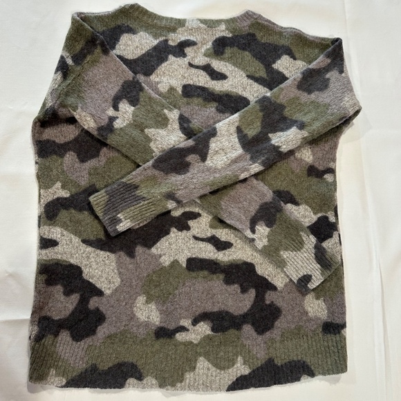 360 CASHMERE Green and Gray Camo Print Knit Sweater - Size XS. - Picture 12 of 15